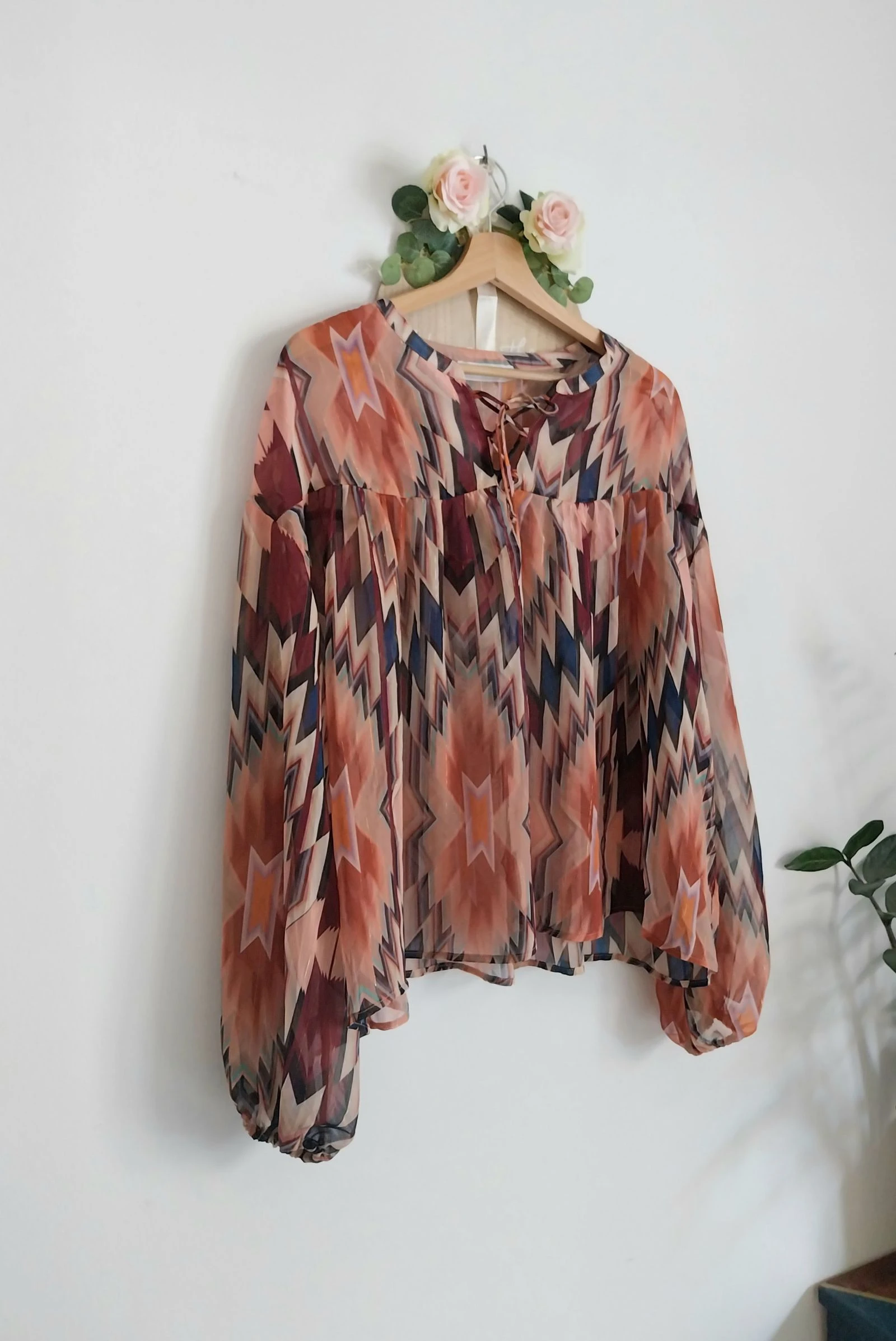 Magnífica blusa holgada con estampado art déco y filamento dorado Promod Talla 40/42 – photo 3
